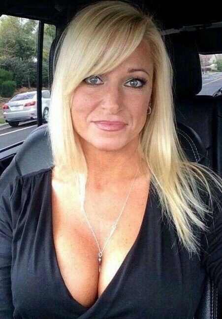 MILFs and Cleavage 2 of 4 pics