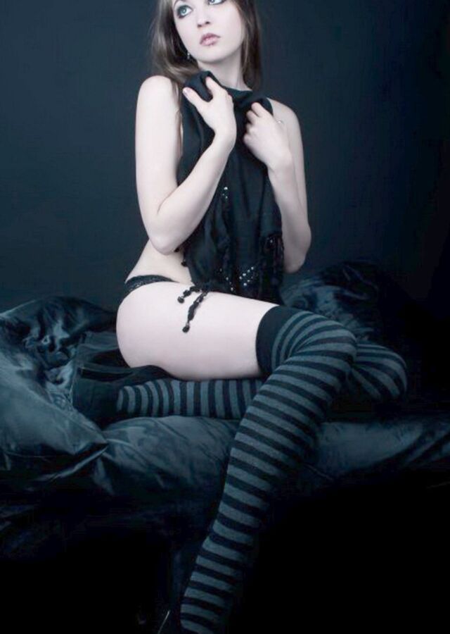 Gothic Adult Model 5 of 28 pics