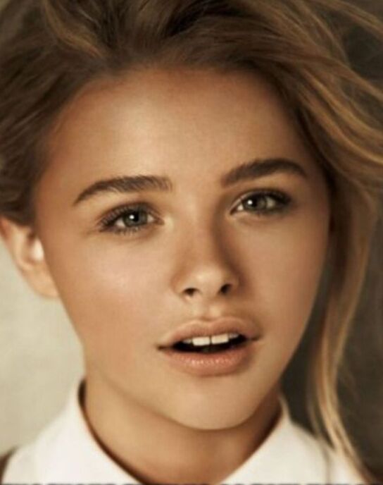 Chlo� Grace Moretz sissy captions 3 of 12 pics