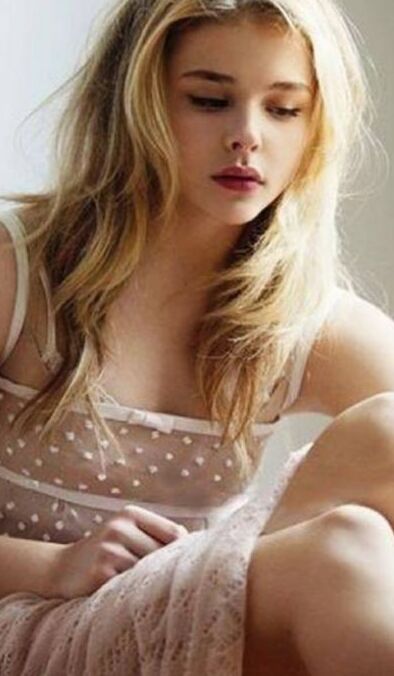 Chlo� Grace Moretz sissy captions 11 of 12 pics