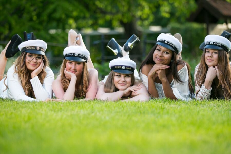 Studenten Schulmaedchen Bikini Gruppensex