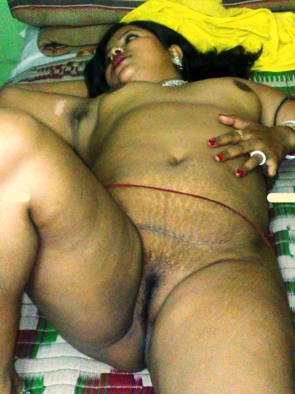 Bengali Mature Aunty Nude In Yellow Saree.