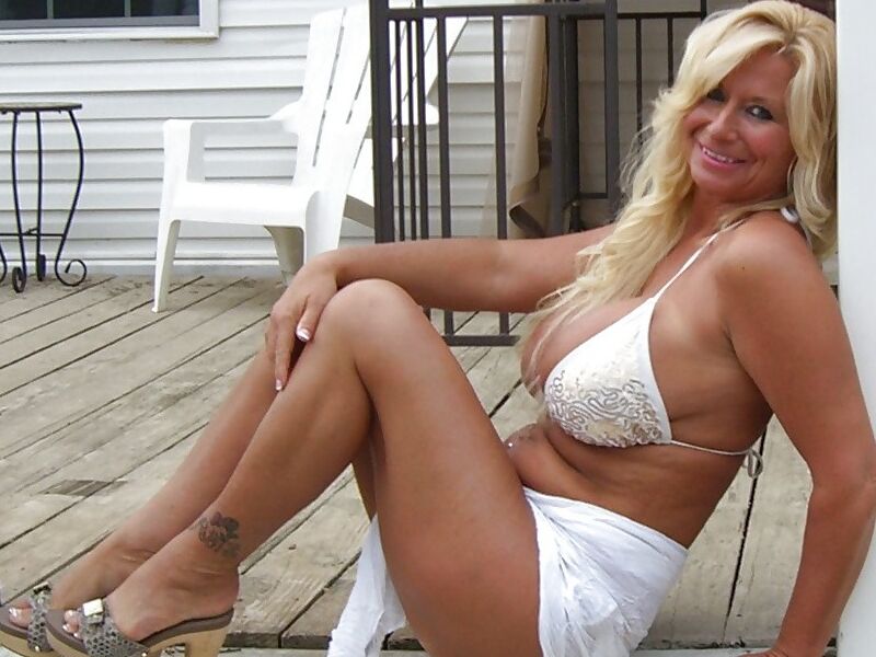 FL Milf Cynthia Sunbathing Tits. 