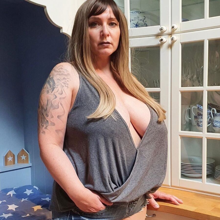 Celestica – Curvy Slut Wife With Big Natural Tits – Mature Porn Photo pic